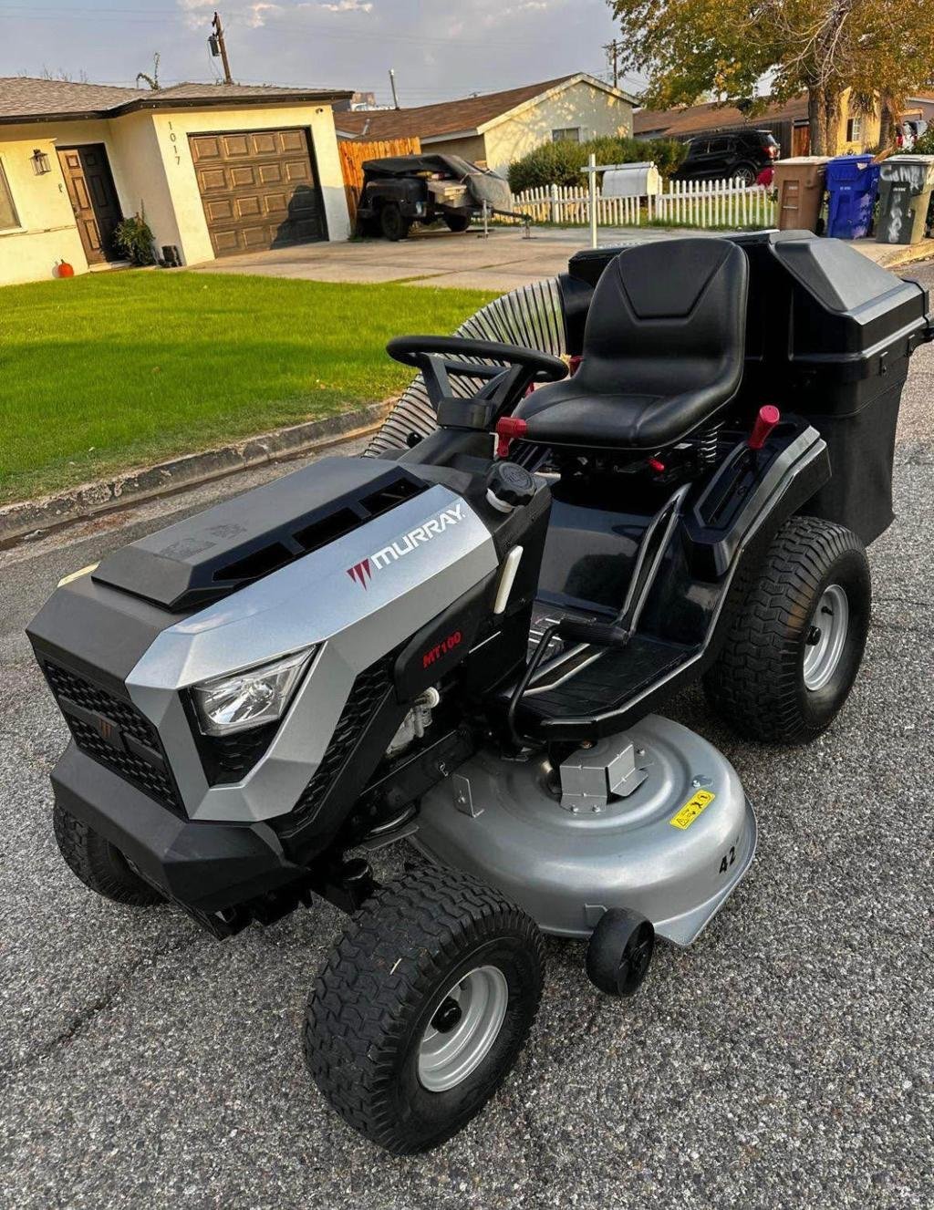 Murray MT100 42 in. 13.5 HP 500cc E1350 Series Briggs and Stratton Engine 6-Speed Manual Gas Riding Lawn Tractor Mower - Image 3
